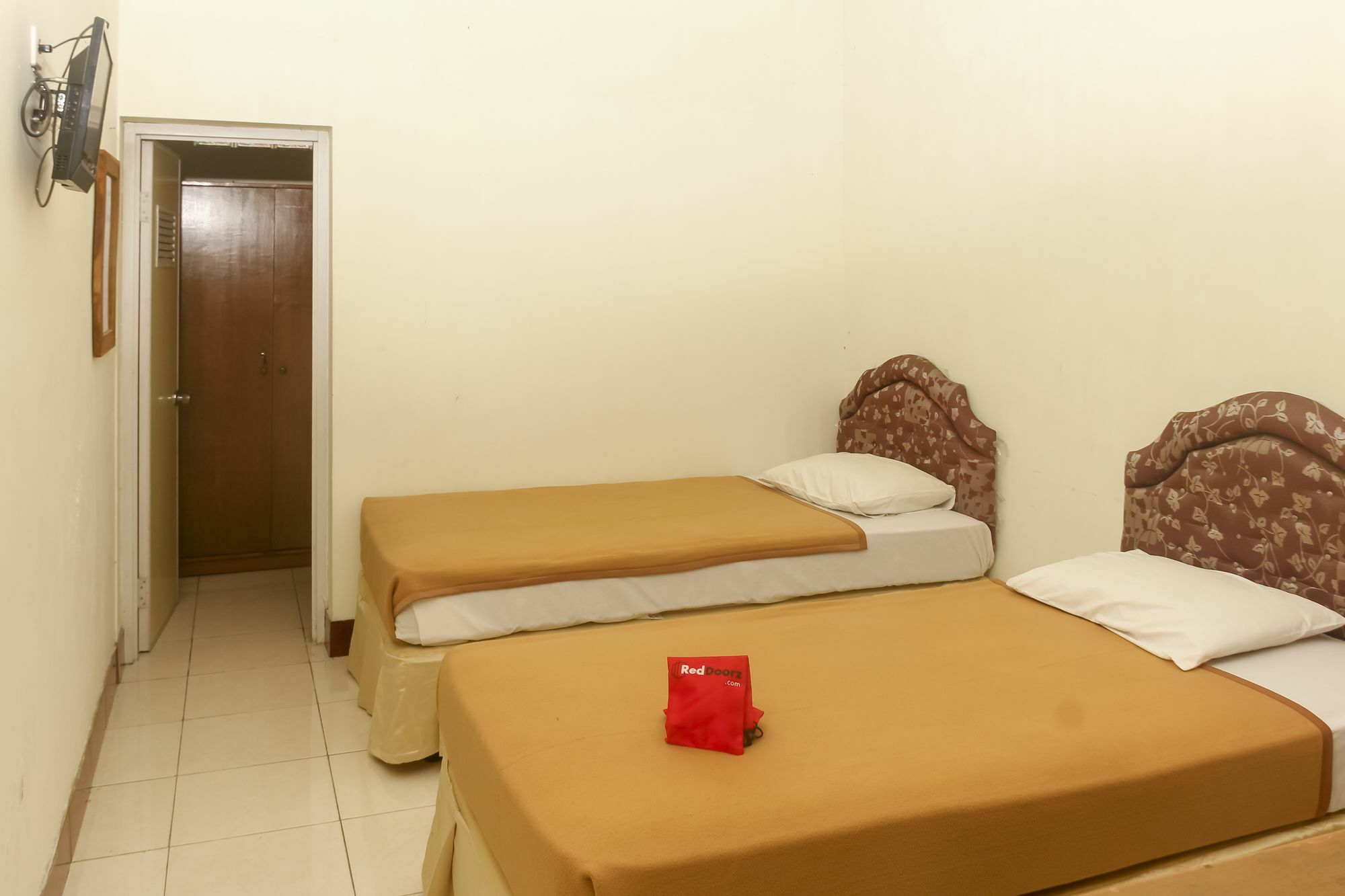 Reddoorz Plus @ Pejanggik Mataram Buitenkant foto