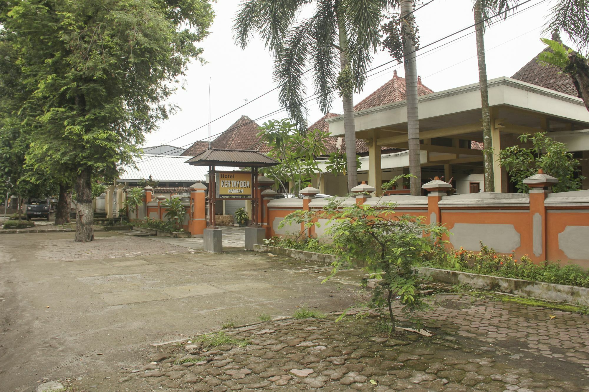 Reddoorz Plus @ Pejanggik Mataram Buitenkant foto